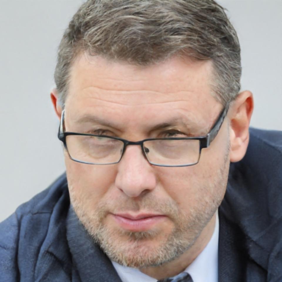 Geschäftsführer Matthias Krieger bei einer Bilanzanalyse